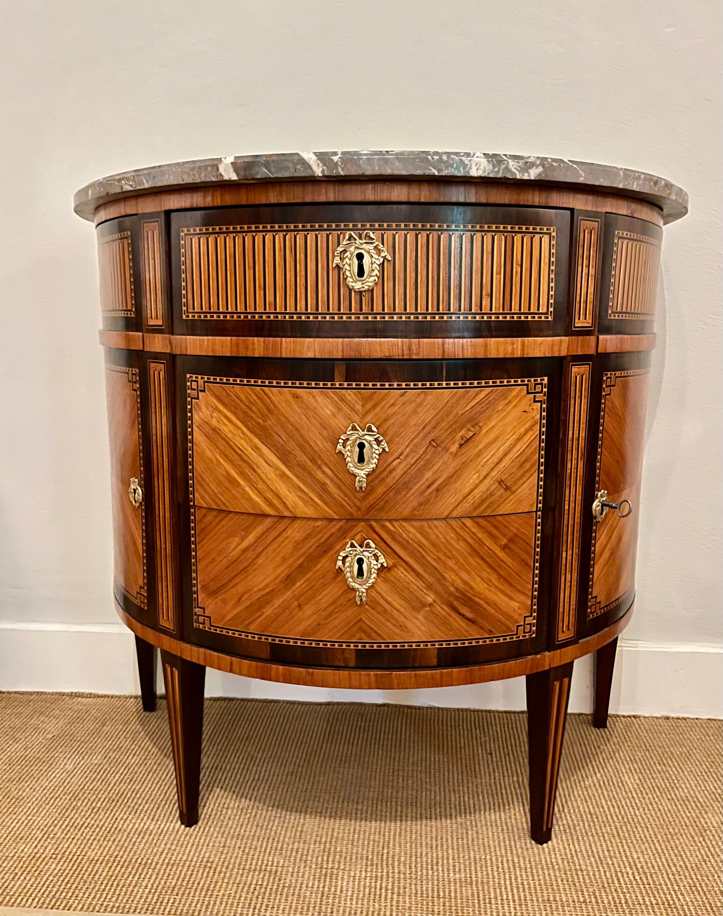 Demi-lune commode