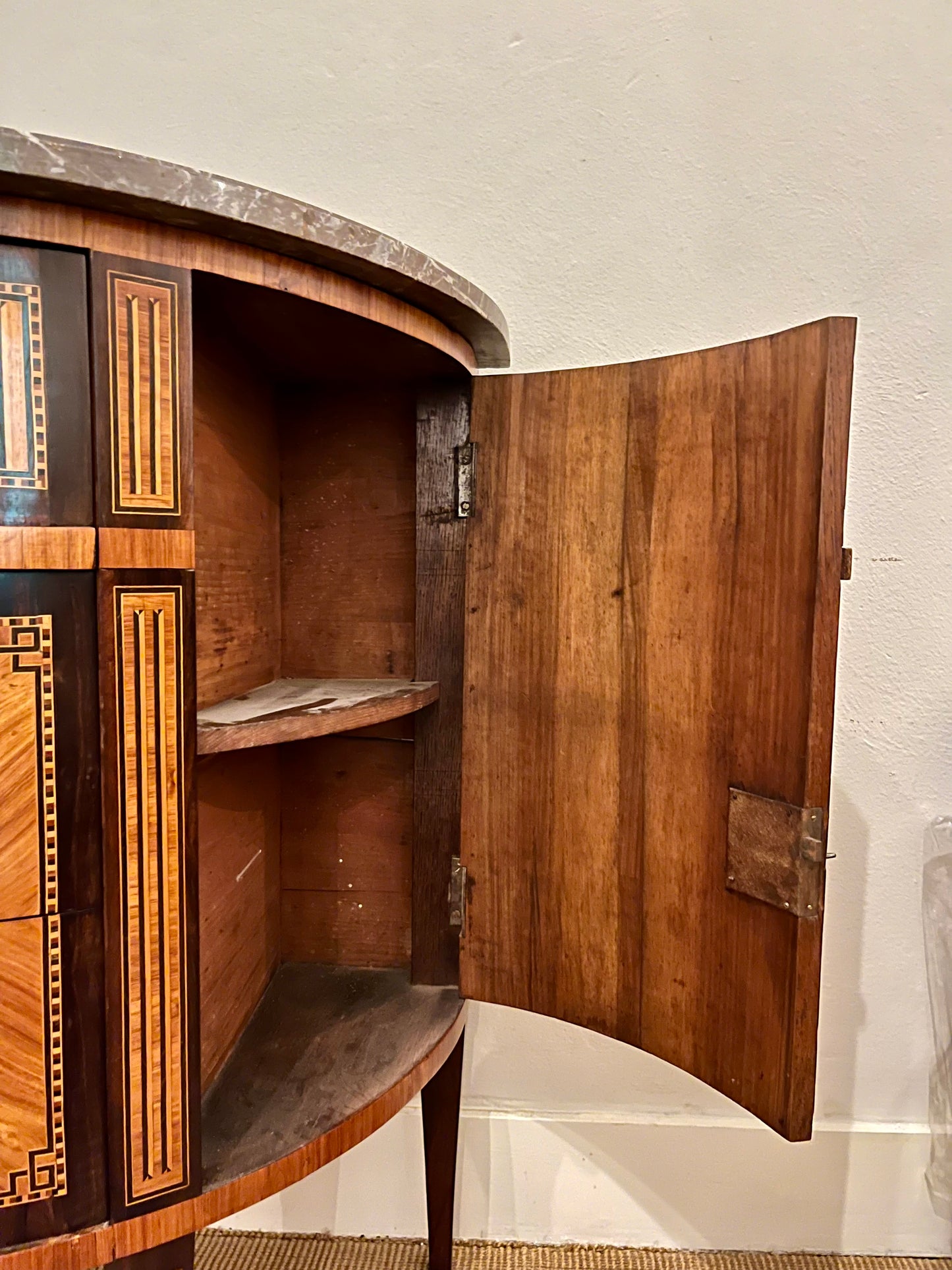Demi-lune commode