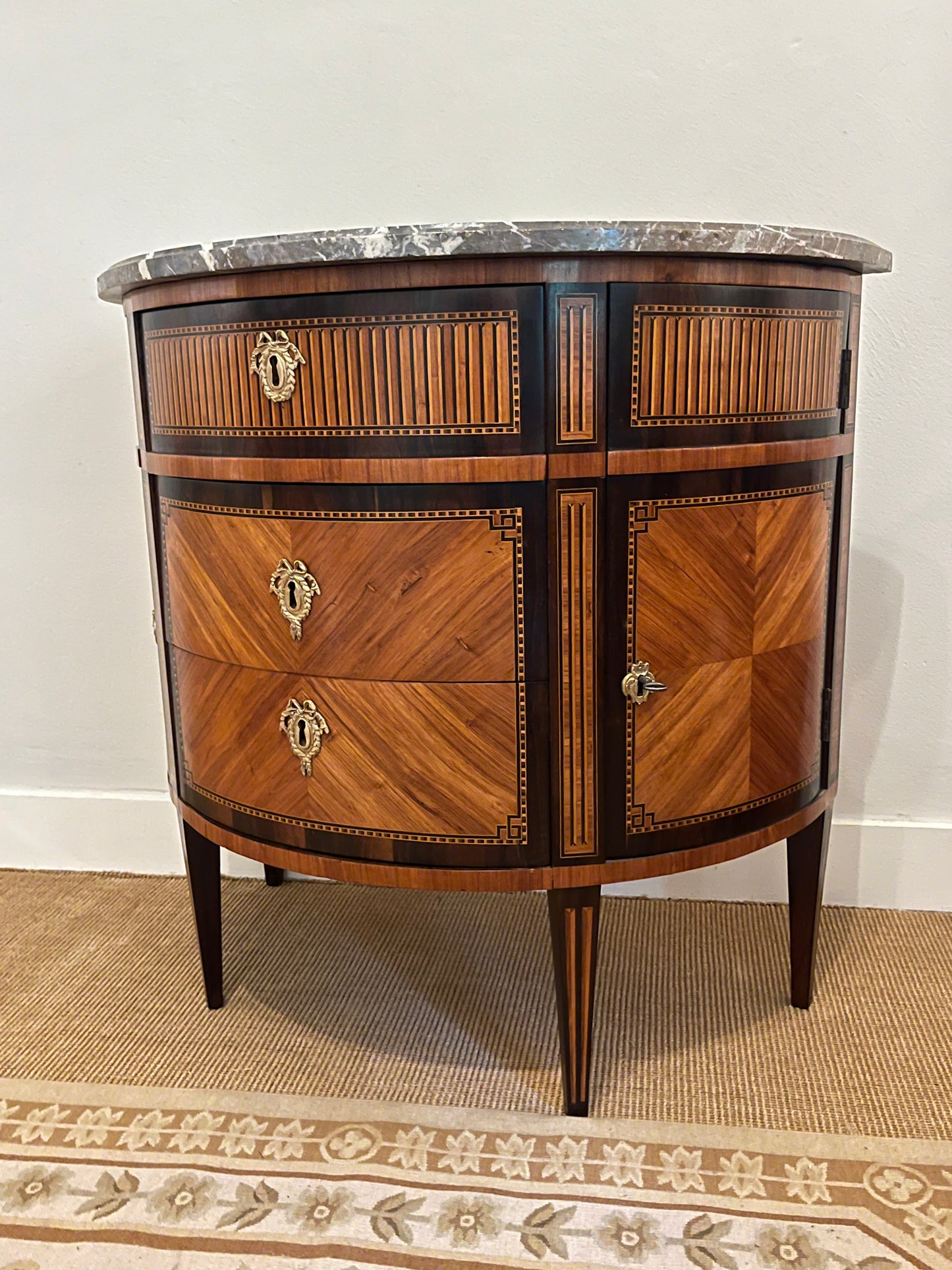 Demi-lune commode