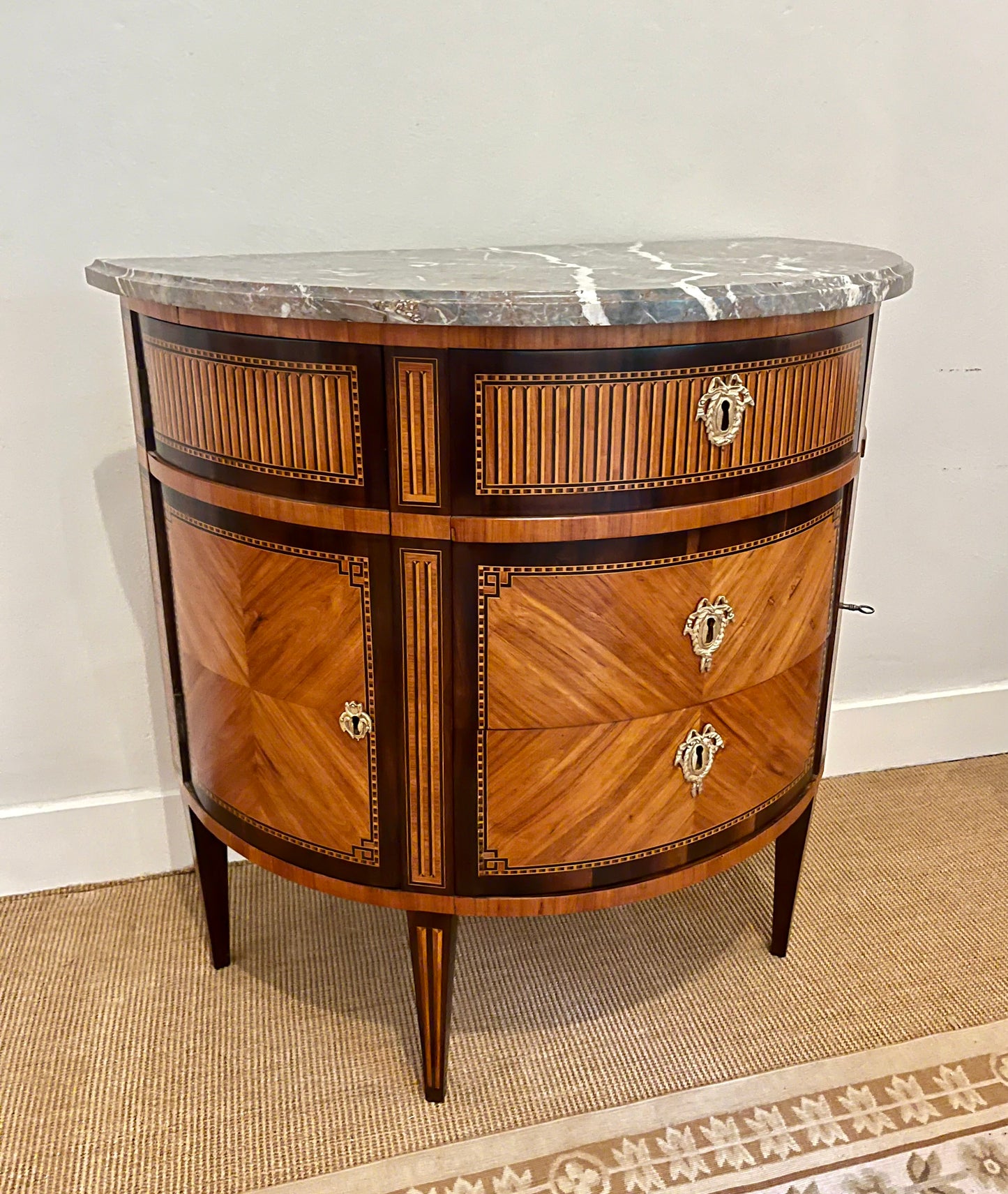 Demi-lune commode