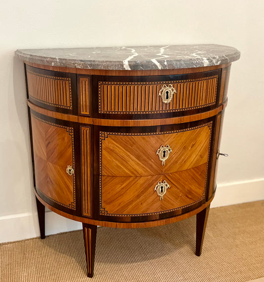 Demi-lune commode